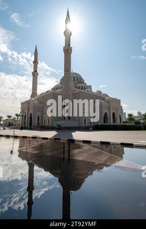 Reflektierender Blick auf die berühmte Al Noor Moschee in Sharjah Stockfoto