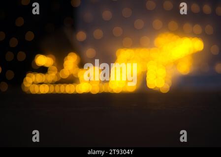 Tauchen Sie ein in die bezaubernde Atmosphäre dieses festlichen Bokeh, aufgenommen mit einem 75-mm-Objektiv auf einer Vollformatkamera. Das Bild zeigt ein verschwommenes YE Stockfoto
