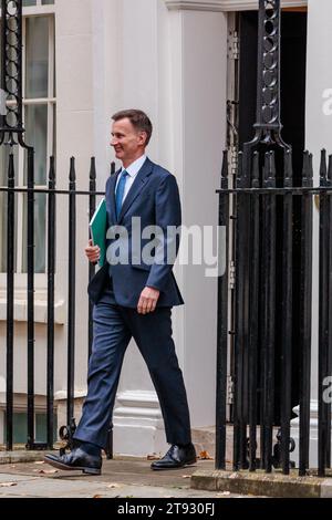 Downing Street, London, Großbritannien. November 2023. Der Finanzminister Jeremy Hunt verlässt die Downing Street 11, bevor er dem Parlament seine Herbsterklärung gibt. Foto: Amanda Rose/Alamy Live News Stockfoto