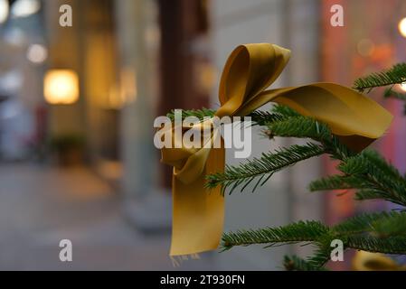 Mit diesem faszinierenden Bild mit einem goldenen Stoffband auf einem Tannenbaum-Zweig verschönern Sie Ihre Weihnachtseinkäufe und Weihnachtseinkäufe. Das b Stockfoto