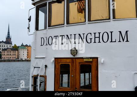 Stockholm, Schweden: Fähre, Uferpromenade von Riddarholmen im Hintergrund Stockfoto