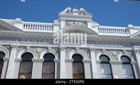 Zentrale Räume im italienischen Renaissance-Stil, Brüstungsbrüstungen, Stuckbögen, architektonische Details, spätviktorianische und edwardianische Architektur Stockfoto