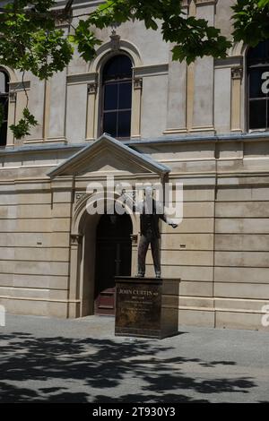 Statue von John Curtin am Kings Square vor der Fremantle Town Hall (1887), Fremantle, Western Australia Stockfoto