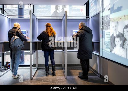 Niederlande. November 2023. AMSTERDAM - die Wähler geben ihre Stimme in einem Wahllokal im Anne-Frank-Haus für die Wahlen zum Repräsentantenhaus ab. Mehr als 13,3 Millionen Wahlberechtigte ab 18 Jahren dürfen ihre Stimmen abgeben. ANP RAMON VAN FLYMEN niederlande Out - belgien Out Credit: ANP/Alamy Live News Stockfoto