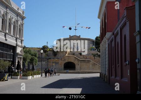 Fremantle, Western Australia, der Sträfling blickt von der High Street zum Round House und erbaute Colonial Gaol & Heritage Wahrzeichen, Stufen und Tunnel Stockfoto
