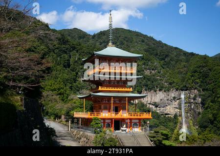 Der Kumano Grand Shrine ist ein schintoistischer Schrein und ein buddhistischer Tempel neben den malerischen Nachi-Fällen in der Präfektur Wakayama in Japan. Stockfoto