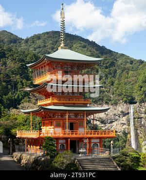 Der Kumano Grand Shrine ist ein schintoistischer Schrein und ein buddhistischer Tempel neben den malerischen Nachi-Fällen in der Präfektur Wakayama in Japan. Stockfoto