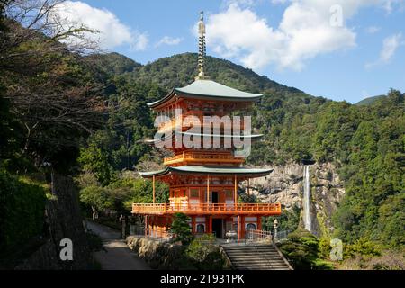 Der Kumano Grand Shrine ist ein schintoistischer Schrein und ein buddhistischer Tempel neben den malerischen Nachi-Fällen in der Präfektur Wakayama in Japan. Stockfoto