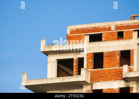 Neues Wohnhaus aus Ziegelstein. Red Brick Suburban Home. Rote Bausteine. Konzept für Neubau, Immobilienbau Stockfoto