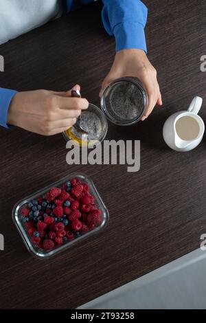 Gesundes veganes Dessert - Chia Pudding mit Mango und Beeren. Hausmannskost. Stockfoto
