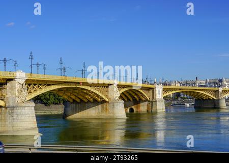 Margit Brücke über die Donau in Budapest, Ungarn vor Sonnenuntergang Stockfoto