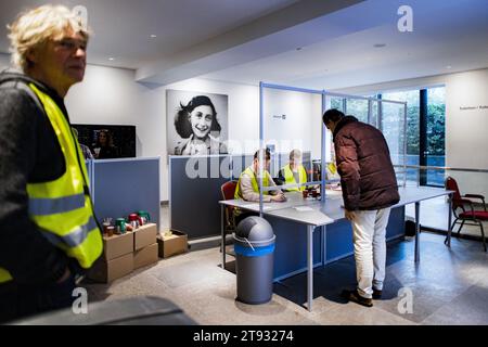 Niederlande. November 2023. AMSTERDAM - die Wähler geben ihre Stimme in einem Wahllokal im Anne-Frank-Haus für die Wahlen zum Repräsentantenhaus ab. Mehr als 13,3 Millionen Wahlberechtigte ab 18 Jahren dürfen ihre Stimmen abgeben. ANP RAMON VAN FLYMEN niederlande Out - belgien Out Credit: ANP/Alamy Live News Stockfoto