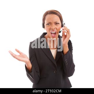 Frustrierte schwarze Frau, Callcenter und Kopfhörer, die schwierige Kunden vor weißem Studiohintergrund anschreien. Afrikanische Frau, Beraterin Stockfoto