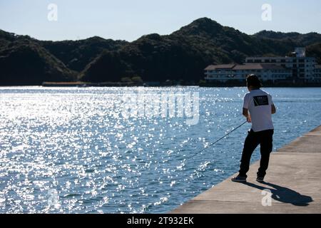 Nachikatsuura, Japan; 1. Oktober 2023: Einheimische fischen am Hafen von Nachikatsuura an einem sonnigen Tag. Stockfoto