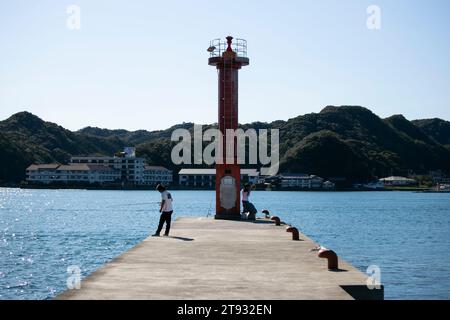 Nachikatsuura, Japan; 1. Oktober 2023: Einheimische fischen am Hafen von Nachikatsuura an einem sonnigen Tag. Stockfoto