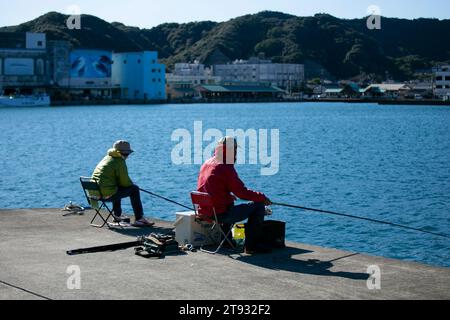 Nachikatsuura, Japan; 1. Oktober 2023: Einheimische fischen am Hafen von Nachikatsuura an einem sonnigen Tag. Stockfoto