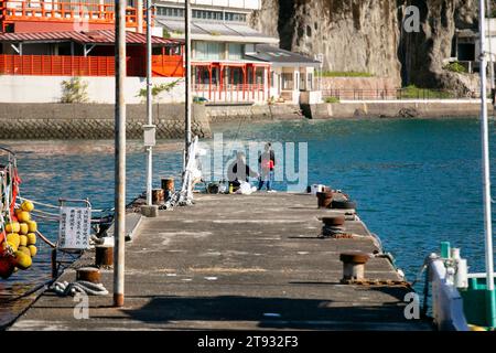 Nachikatsuura, Japan; 1. Oktober 2023: Einheimische fischen am Hafen von Nachikatsuura an einem sonnigen Tag. Stockfoto