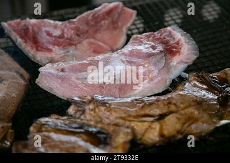 Gegrillter Thunfisch auf dem Nachikatsuura Fischmarkt in Wakayama, Japan. Stockfoto