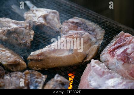 Gegrillter Thunfisch auf dem Nachikatsuura Fischmarkt in Wakayama, Japan. Stockfoto