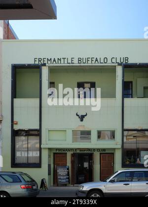 Fremantle Buffalo Club ein zweistöckiges, grün lackiertes Clubgebäude mit einem funkigen Namen und Beschilderung Stockfoto