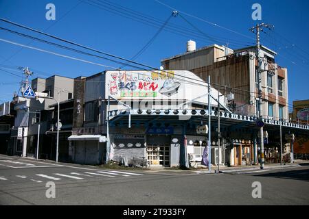 Nachikatsuura, Japan; 1. Oktober 2023: Straßen mit Thunfischzeichnungen im Dorf Katsuura in Wakayama. Stockfoto