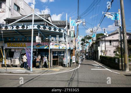 Nachikatsuura, Japan; 1. Oktober 2023: Straßen mit Thunfischzeichnungen im Dorf Katsuura in Wakayama. Stockfoto