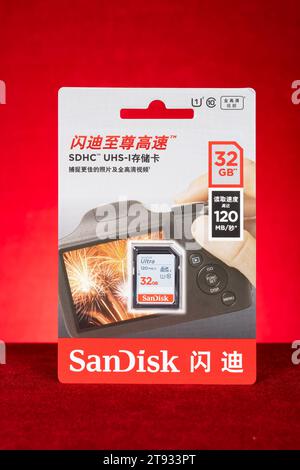 Zhongshan China-November 9,2023: SanDisk 32 GB SD-Karte. Stockfoto