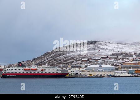 Hurtigruten MS Richard mit Kreuzfahrtschiff legte im Oktober im Hafen von Hammerfest, Norwegen, Skandinavien, Europa an Stockfoto