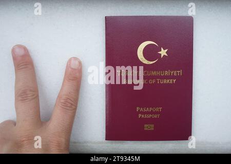 Republik Türkije Pass, Hand macht Freiheitszeichen Stockfoto