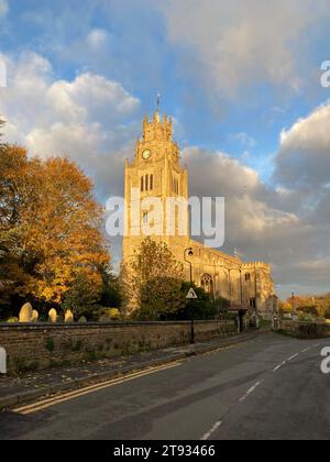 Spätherbstlicher Sonnenschein in der St. Andrew's Church, Sutton-in-the-Isle, Cambridgeshire, Großbritannien Stockfoto