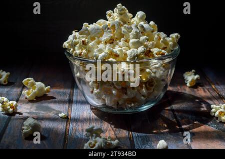 Ein Haufen gesalzenes Popcorn, in einer Glasschale, selektiver Fokus. Stockfoto
