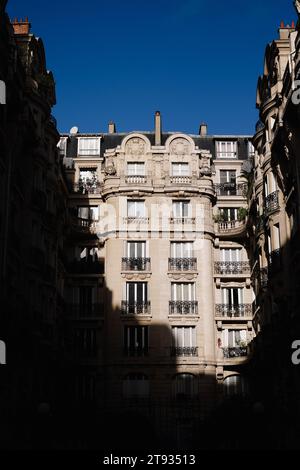 Blick auf das Gebäude in der Renouard Street im 16. Bezirk von Paris Stockfoto