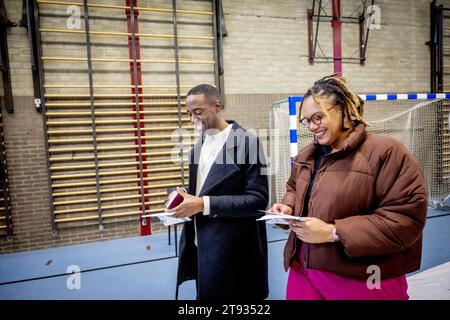 ROTTERDAM – der Vorsitzende der BIJ1-Partei Edson Olf gibt seine Stimme zusammen mit der zweiten Lisa McCray für die Wahl des Repräsentantenhauses ab. ANP ROBIN UTRECHT niederlande raus - belgien raus Stockfoto