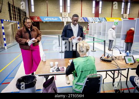 ROTTERDAM – der Vorsitzende der BIJ1-Partei Edson Olf gibt seine Stimme zusammen mit der zweiten Lisa McCray für die Wahl des Repräsentantenhauses ab. ANP ROBIN UTRECHT niederlande raus - belgien raus Stockfoto