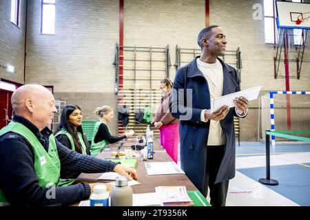 ROTTERDAM – der Vorsitzende der BIJ1-Partei Edson Olf gibt seine Stimme zusammen mit der zweiten Lisa McCray für die Wahl des Repräsentantenhauses ab. ANP ROBIN UTRECHT niederlande raus - belgien raus Stockfoto