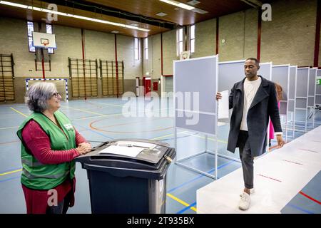 ROTTERDAM – der Vorsitzende der BIJ1-Partei Edson Olf gibt seine Stimme zusammen mit der zweiten Lisa McCray für die Wahl des Repräsentantenhauses ab. ANP ROBIN UTRECHT niederlande raus - belgien raus Stockfoto