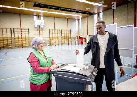 ROTTERDAM – der Vorsitzende der BIJ1-Partei Edson Olf gibt seine Stimme zusammen mit der zweiten Lisa McCray für die Wahl des Repräsentantenhauses ab. ANP ROBIN UTRECHT niederlande raus - belgien raus Stockfoto