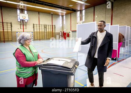 ROTTERDAM – der Vorsitzende der BIJ1-Partei Edson Olf gibt seine Stimme zusammen mit der zweiten Lisa McCray für die Wahl des Repräsentantenhauses ab. ANP ROBIN UTRECHT niederlande raus - belgien raus Stockfoto