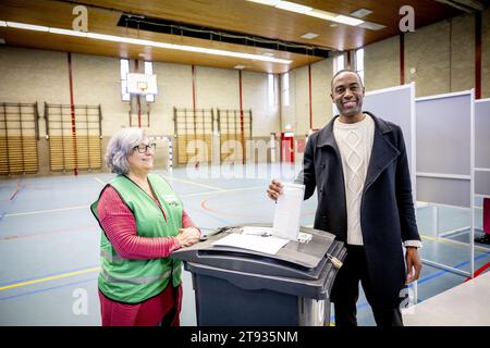 ROTTERDAM – der Vorsitzende der BIJ1-Partei Edson Olf gibt seine Stimme zusammen mit der zweiten Lisa McCray für die Wahl des Repräsentantenhauses ab. ANP ROBIN UTRECHT niederlande raus - belgien raus Stockfoto