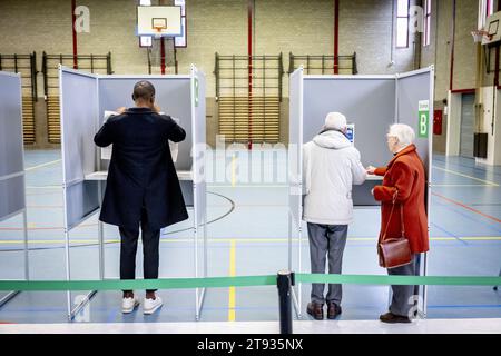 ROTTERDAM – der Vorsitzende der BIJ1-Partei Edson Olf gibt seine Stimme zusammen mit der zweiten Lisa McCray für die Wahl des Repräsentantenhauses ab. ANP ROBIN UTRECHT niederlande raus - belgien raus Stockfoto