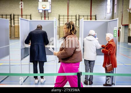 ROTTERDAM – der Vorsitzende der BIJ1-Partei Edson Olf gibt seine Stimme zusammen mit der zweiten Lisa McCray für die Wahl des Repräsentantenhauses ab. ANP ROBIN UTRECHT niederlande raus - belgien raus Stockfoto