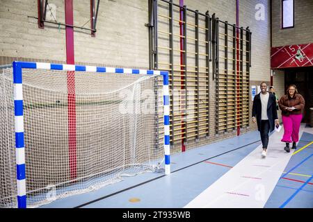 ROTTERDAM – der Vorsitzende der BIJ1-Partei Edson Olf gibt seine Stimme zusammen mit der zweiten Lisa McCray für die Wahl des Repräsentantenhauses ab. ANP ROBIN UTRECHT niederlande raus - belgien raus Stockfoto