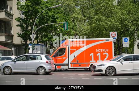 Rettungswagen der Feuerwehr steckt im Verkehr fest, Schöneberg, Tempelhof-Schöneberg, Berlin, Deutschland *** Lokalunterschrift *** , Berlin, Deutschland *** Feuerwehrwagen stecken im Verkehr, Schöneberg, Tempelhof Schöneberg, Berlin, Deutschland Lokalunterschrift , Berlin, Deutschland Stockfoto