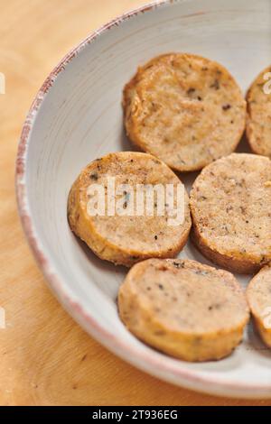 Nahaufnahme der Schüssel mit gesunden vegetarischen Schnitzeln, Konzept der alternativen pflanzlichen Küche Stockfoto