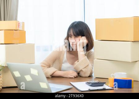 Eine junge Frau, die Eigentümerin eines kleinen Unternehmens, macht sich Sorgen um den Verkauf. Stockfoto