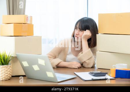 Eine junge Frau, die Eigentümerin eines kleinen Unternehmens, macht sich Sorgen um den Verkauf. Stockfoto