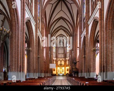 Warschau, Polen - 6. Juni 2021: Hauptschiff und Presbyterium des Heiligen Florian Martyr und Michaelskirche in der Florianska Straße in Praga Stockfoto