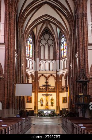 Warschau, Polen - 6. Juni 2021: Hauptschiff und Presbyterium des Heiligen Florian Martyr und Michaelskirche in der Florianska Straße in Praga Stockfoto