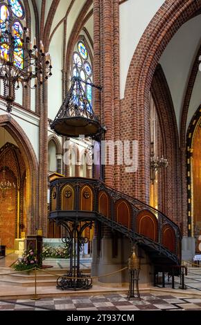 Warschau, Polen - 6. Juni 2021: Priesterkanzel neben dem Hauptschiff des Heiligen Florian Martyr und der Michaelskirche in der Florianska Straße Stockfoto