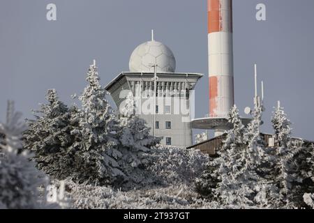 Schierke, Deutschland. November 2023. Blick auf das Brockenhotel am Brocken. Die Landschaft im Nationalpark Harz am Brocken ist von Raureif bedeckt. Bizarre Eiskristalle bilden sich auf Gräsern und Pflanzen. Frostige Temperaturen sorgen für dieses Spektakel im Harz, während der Schnee noch weit entfernt ist. Quelle: Matthias Bein/dpa/Alamy Live News Stockfoto